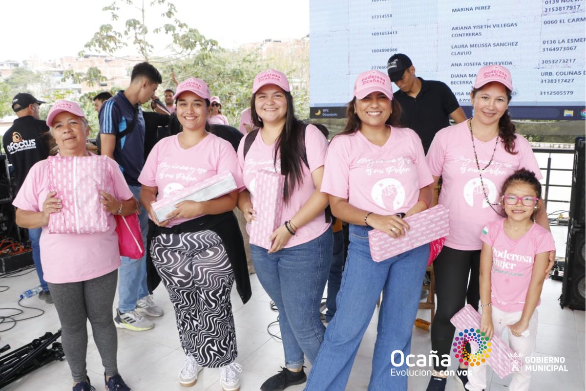 alcaldiaocana's tweet photo. #PoderRosa
Mujeres ocañeras de todas las edades participaron de los premios y sorpresas que organizamos desde el Gobierno Municipal en este gran festejo. https://t.co/8MAa6ePwuy