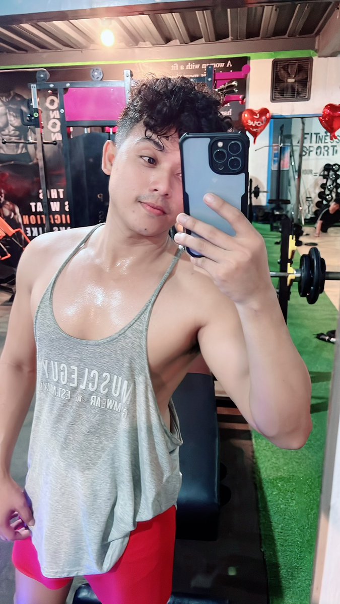 Mckubri7's tweet photo. pronouns   : he/him
height          : 5’3.5”
shoe size    : 7.5
zodiac       :  Gemini 
smoke         : no
tattoos        : 0
piercings    : 0
fav color     : sky blue
fav drink     : buko juice

if you, see this do it too https://t.co/MBPlD9Nh70