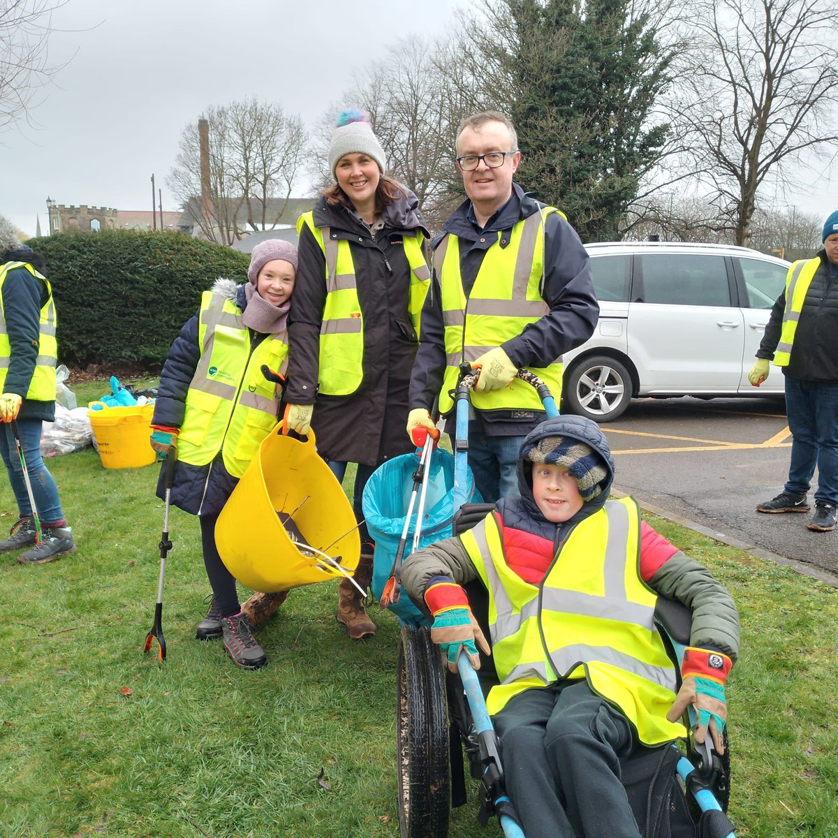 FriendsRubbish's tweet photo. Thank you so much to everyone who came out and picked today! A big thank you to @CPStratford for hosting and providing refreshments! https://t.co/N50oc6FeKW
