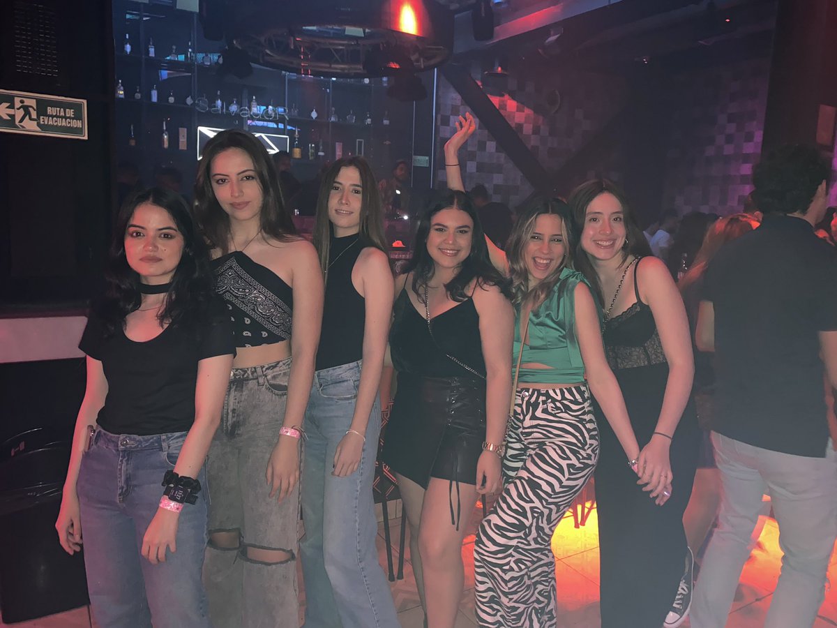 icamimartinez's tweet photo. Ella sabe que hoy es ladies night https://t.co/LReuiCFr0B