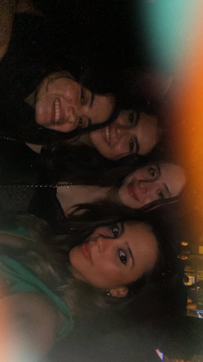 icamimartinez's tweet photo. Ella sabe que hoy es ladies night https://t.co/LReuiCFr0B