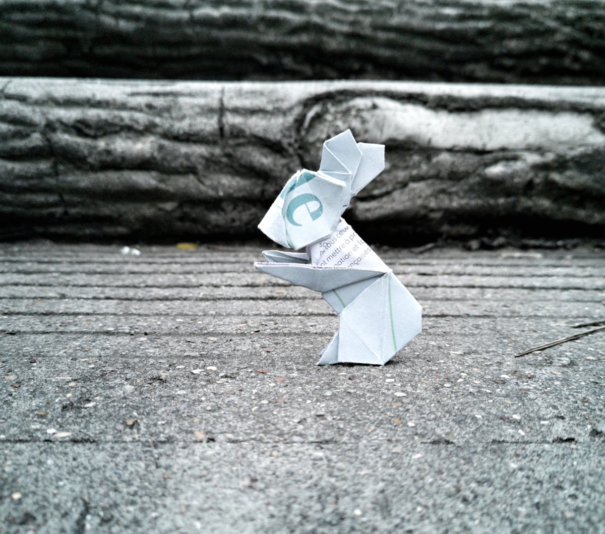 BarthDunkan's tweet photo. Dollar Bill Lady Hare.
Hase stylisé et plié par Barth Dunkan (EcOrigami).
Plié à partir d'un rectangle.
#barthdunkan #ecorigami #origamirabbit #lievre #origami #paperfolding #dollarbill #origamihare #mfpp #origamilapin #lapin #hare https://t.co/c8uceNkIxU