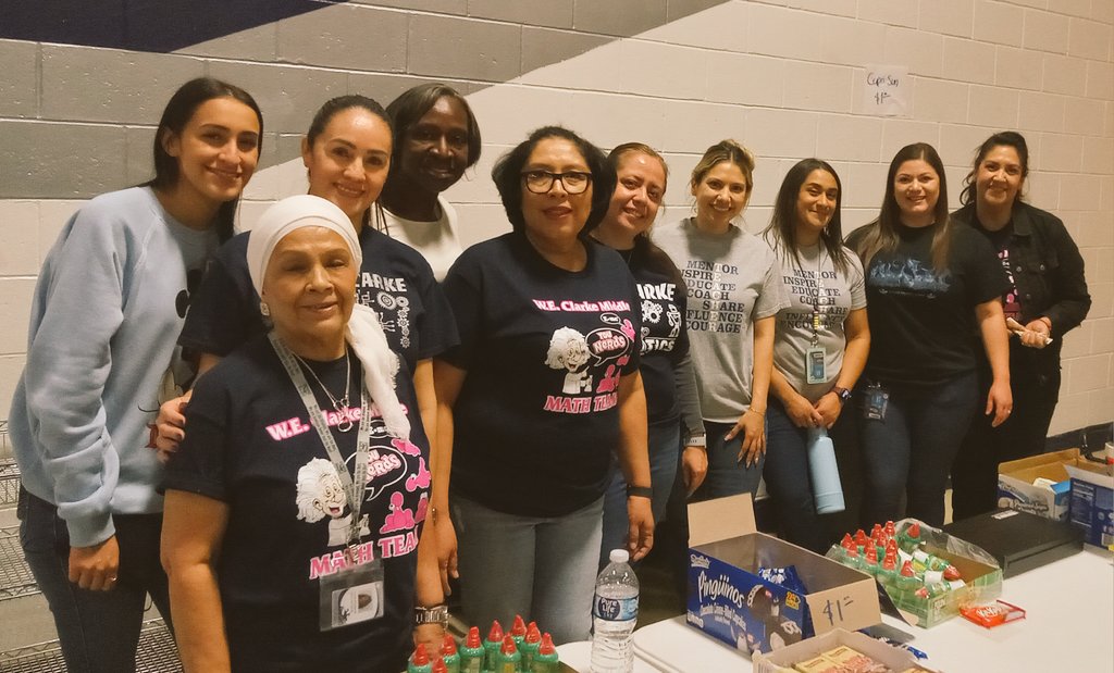 mnspromotionals's tweet photo. Our @WEClarke_MS P.O.S.S.E ~ 🤠Cowboy Parent, Sister, & Grandparent #Volunteers worked concessions🍫🧃along side Teachers to fuel students w/ goodies at the Spring Dance. 🎶💙 #awesomeness #servicewithasmile #teamworkmakesthedreamwork #SISDTeam #involvedparents & family https://t.co/Dx0hXh75Ot