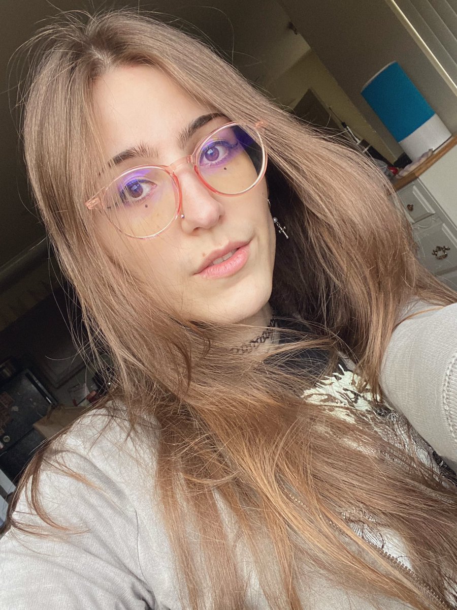 gaymergurl69's tweet photo. do you think my smile is cute? be honest 😣 https://t.co/agYIw7ds1Y