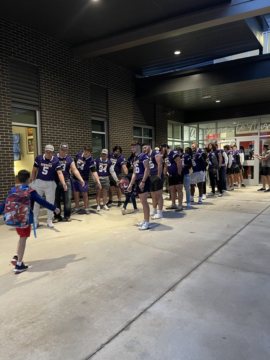 GL_Martin82's tweet photo. “We should use whatever gifts we have received, to serve others endlessly.
As faithful stewards of God’s grace in its’ purest form.”

1 Peter 4:10

Thanks again Austin Elementary for letting the Cowboys come out for #HighFiveFriday ‼️ https://t.co/9Lq4B80Mhy