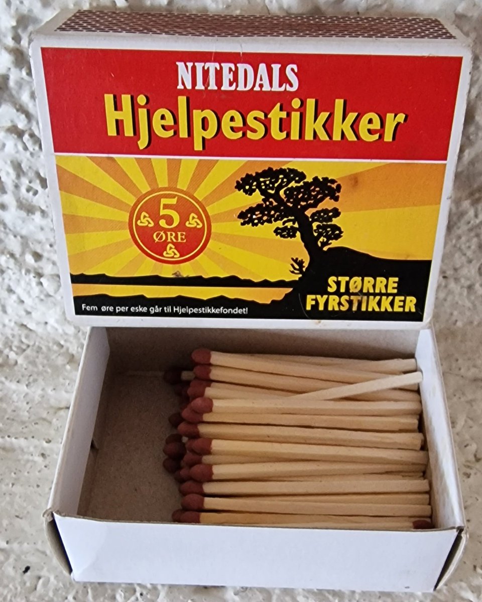 _Roar_S_'s tweet photo. Sånn går det når søta bror skal prøve seg på fyrstikksalg. Såkalte "større fyrstikker" er IKKE STØRRE ENN VANLIGE FYRSTIKKER! Eneste som er større er prisen på kassalappen! Svindel!

#nitedal #fyrstikker #hjelpestikker #SwedishMatch https://t.co/n7STbBoDOL