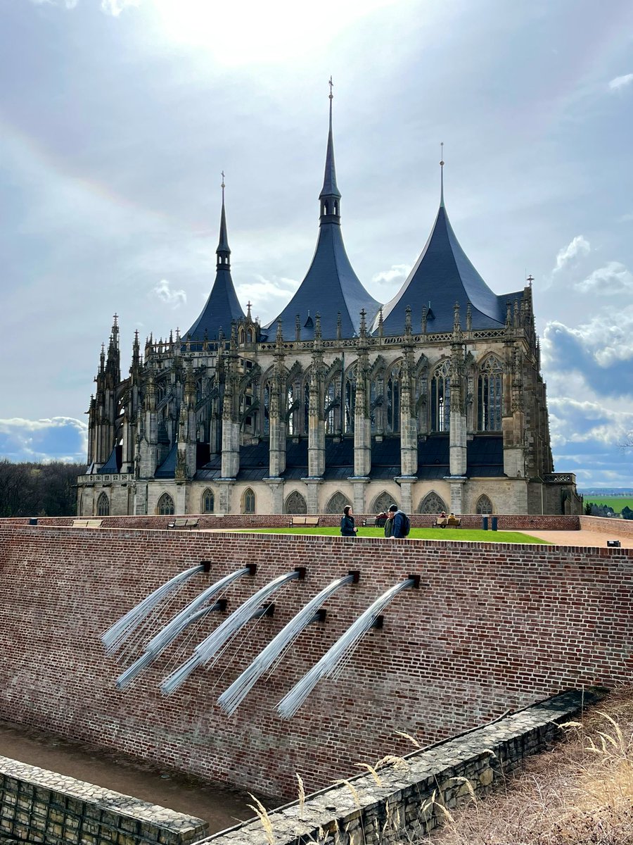 pavelhelge's tweet photo. Skøn dag i Kutna Hora på sporet af Unesco arkitektur, Santini-Aichels barokgotik (det er hans 300år) og ny kunst “There is more”, Hošek
#tjekkiet #kutnahora #sedlec #rejse #arkitektur https://t.co/8M98u9ESHy
