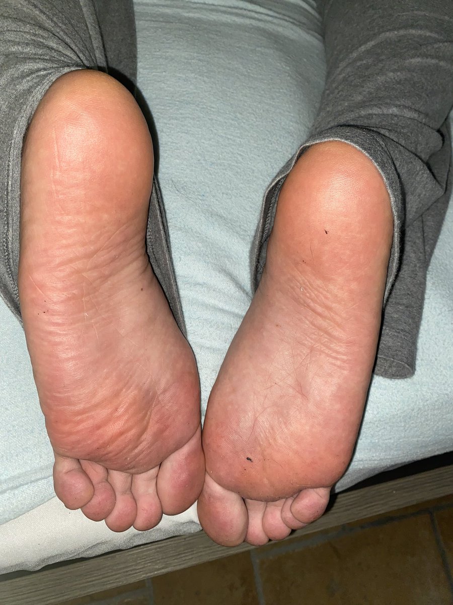 MissPenelope40's tweet photo. Tired feet tonight,would you like to smell them?don’t you?🦶🏻🐄🪱
Piedi stanchi stanotte,ti piacerebbe annusarli?non è così?🦶🏻🐄🪱
#findom #findomfeet #findomaddict #findompiggy #findomprincess #feet #foot #piedi #piedini #footfetish #fetichepies https://t.co/ZD8haKMEq0