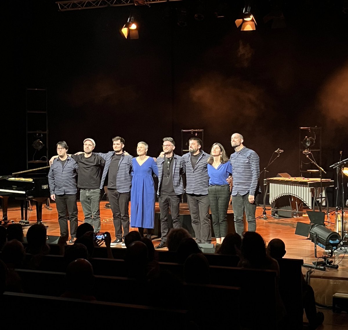 Com l’ <a href="/annaroigilombre/">Anna Roig</a>, de vegades em quedaria a viure en una cançó. 
I avui, a l’Auditori, m’hagués instal•lat en cada vers i cada acord del nou disc de l’Anna Roig.

Us ha quedat preciós, <a href="/annaroigilombre/">Anna Roig</a> <a href="/alexcassanyes/">Àlex Cassanyes</a> <a href="/ricardparera/">Ricard Parera Ràfols</a> i <a href="/Carlesjazz/">Carles Sanz</a> !!