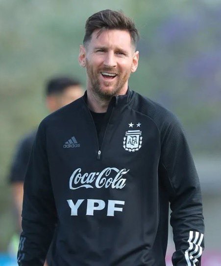OutMessi_'s tweet photo. como sale ella // como va él https://t.co/luhwykwtah