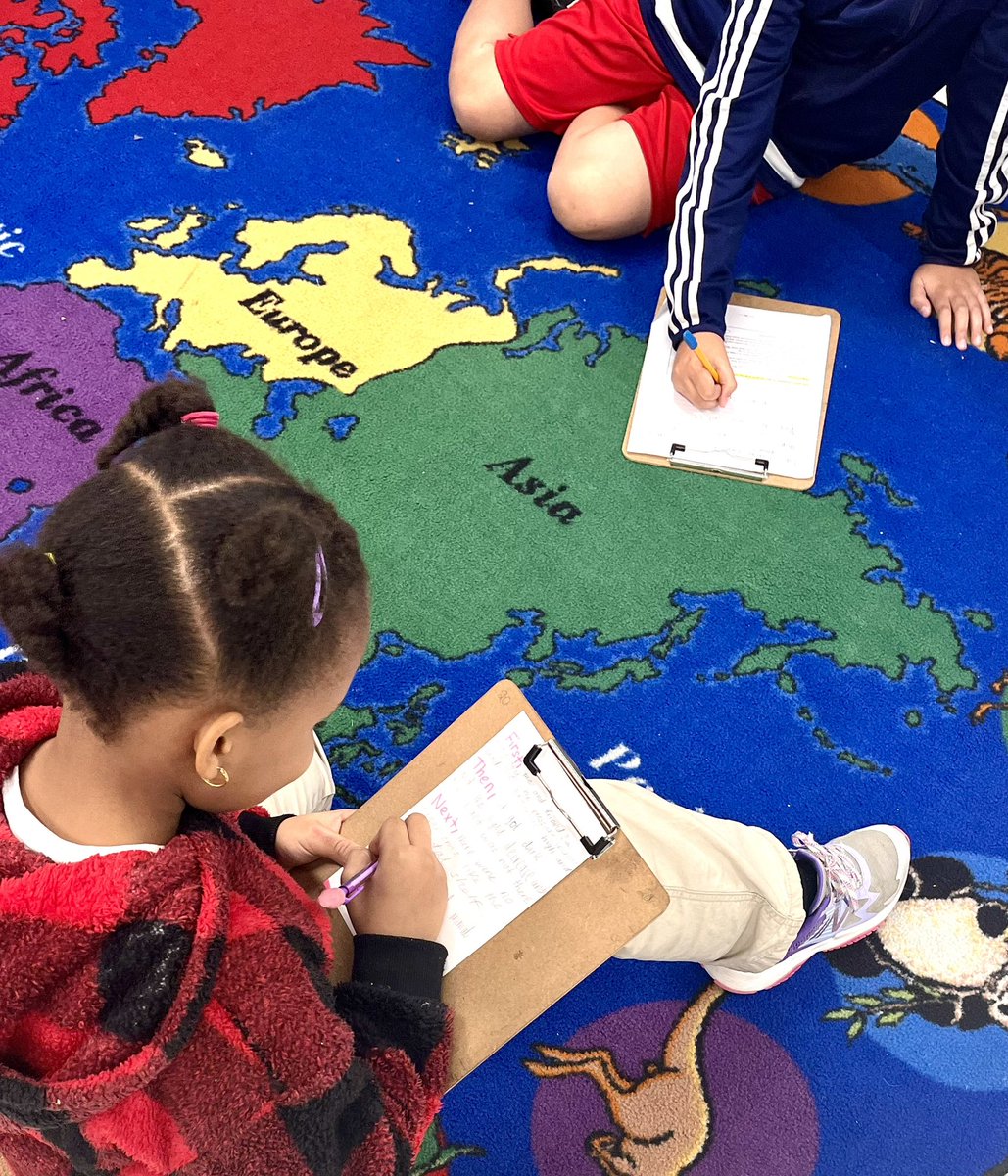 smmsiu's tweet photo. 4th graders used the roving paragraph strategy to help them write about the change in organisms, light, temperature, and pressure of the ocean. Such a wonderful strategy to engage all learners and use all 4 language domains! 🌊 #ELLs #7steps @DrCarolSalva @westgatepwcs https://t.co/tAQIq02jJt