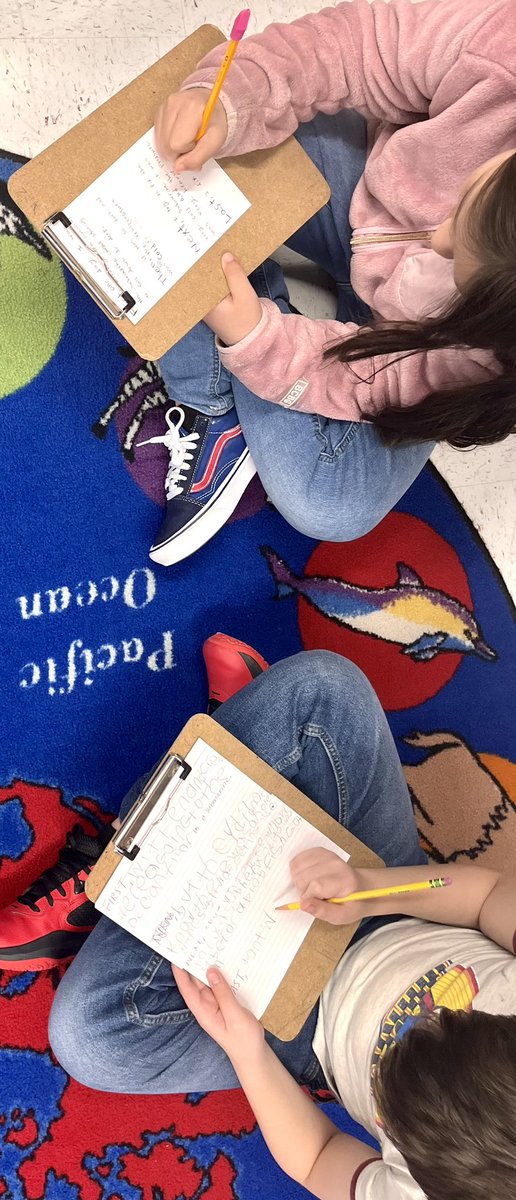 smmsiu's tweet photo. 4th graders used the roving paragraph strategy to help them write about the change in organisms, light, temperature, and pressure of the ocean. Such a wonderful strategy to engage all learners and use all 4 language domains! 🌊 #ELLs #7steps @DrCarolSalva @westgatepwcs https://t.co/tAQIq02jJt