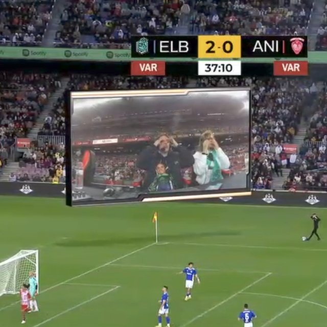 izan95_'s tweet photo. Me parece muy lamentable que haya gente que ha pagado una entrada de la Kings League en primera fila y les hayan puesto una pantalla gigante enfrente, así no se ve nada 🤦🏼‍♂️
La de pensar te la sabes @3gerardpique ?? 🤡 https://t.co/FaakizMavP