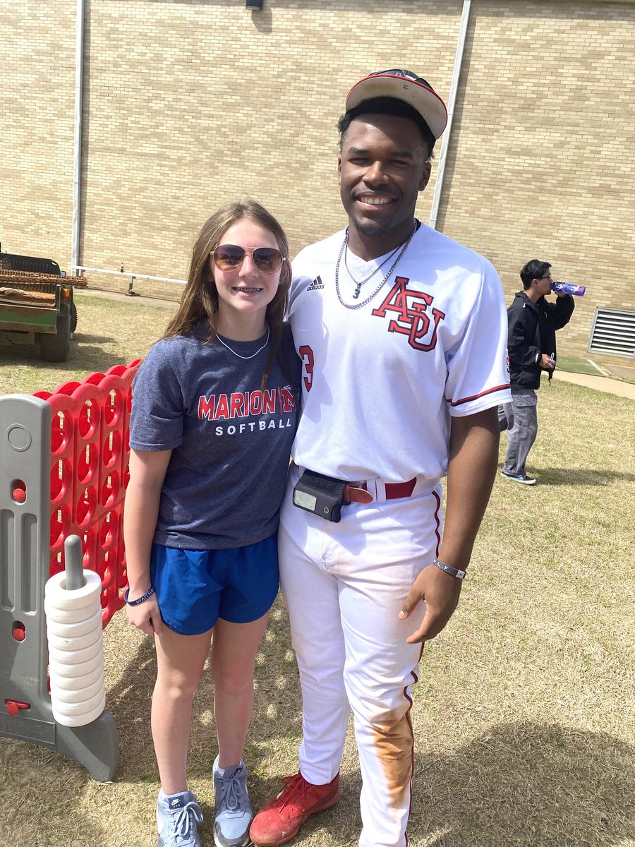 LondaCHamrick's tweet photo. Supporting these two guys ⚾️💪 @Daedrick3 @ChaseArm32 Two hard working guys and role models for M! https://t.co/YlA847QiZi