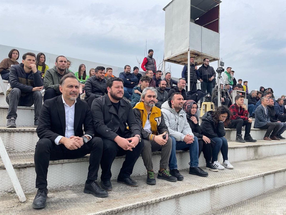 Karaçayır’da oynan 1.Amatör Ligi Play-Off karşılaşması Bolu Belediyespor-Geredespor maçındaki yerimizi aldık. İki takım sporcularını ve teknik heyetini bu güzel müsabaka için tebrik ediyor , her iki takımada liglerinde ki karşılaşmalarında başarılar diliyorum.
