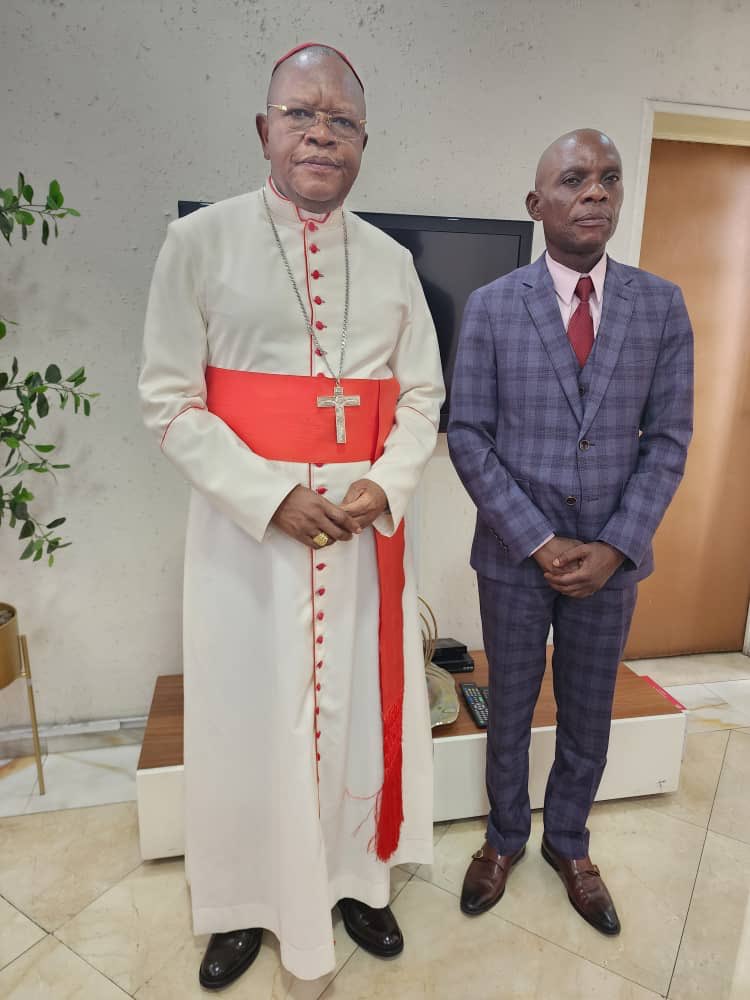 CommuneKinshasa's tweet photo. Le Bourgmestre d la Commune d #Kinshasa, Bienvenu Mbalibi a  échangé avec le cardinal Ambongo pour lutter contre l'insalubrité &amp; l'insécurité. Les deux personnalités ont examiné la possibilité de désenclaver la Paroisse Saint André située sur l'avenue Itaga @SMfute @TataCardinal https://t.co/WzeLCTKqOI