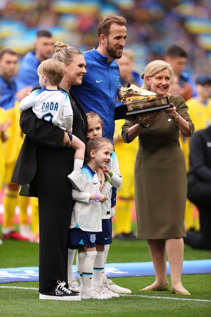 ItsAWagWagWorld's tweet photo. #HarryKane, his wife #KateGoodland, their childrend and FA Chair #DebbieHewitt pose with the Golden Boot trophy a prior to the EURO 2024 qualifying match between England and Ukraine. Harry Kane has become England men's all-time top goal scorer. #ENGUKR #Tottenham https://t.co/6LNZEneTi0