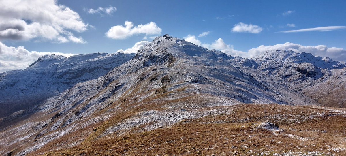 FindTime4Xrcise's tweet photo. #ExerciseStreak day number 3,654. A 2 Munro day in the #ScottishMountains above Crianlarich. An Caisteal &amp; Beinn a'Chroin. Spot the Paps of Jura in the 3rd photo.
#FindTimeForExercise
#5kEveryDay
#5kEveryDayChallenge
#ExerciseInNature https://t.co/gMAt4fbiJx