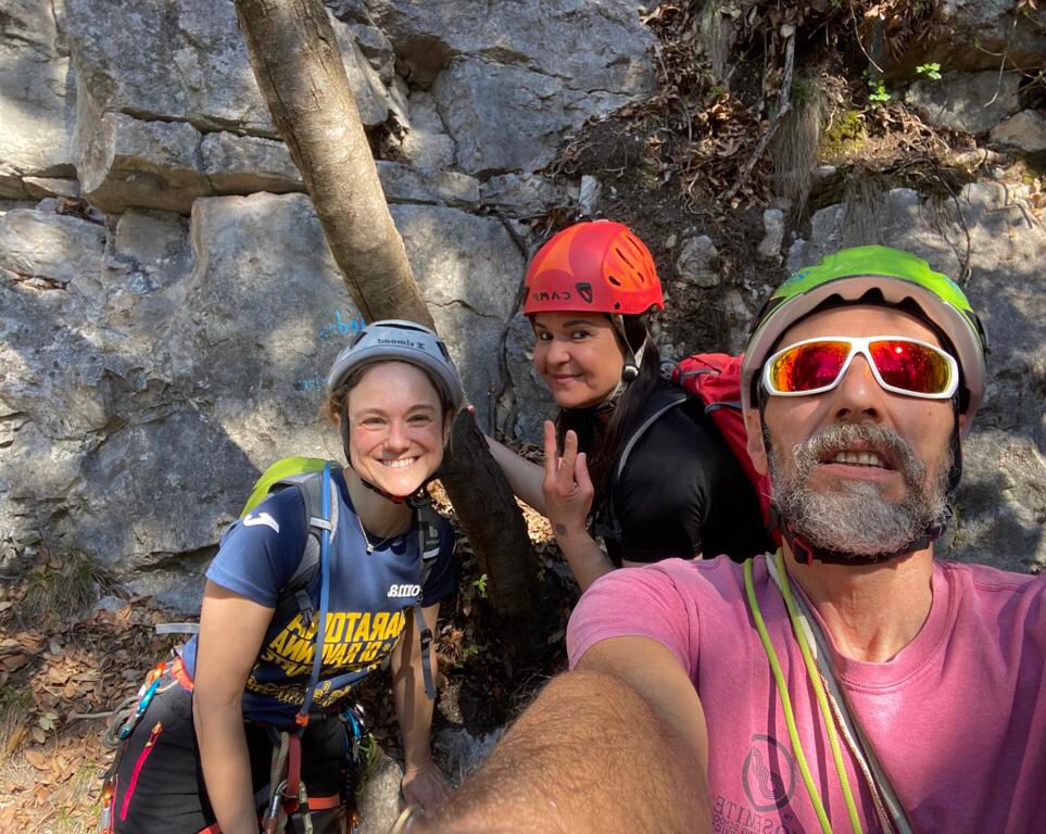 LpliviaLivia's tweet photo. C'é chi corre la #lakegarda42 e chi ad #Arco va ad arrampicare. Diedro Baldessarrini, gran bella via! 😅
#rockclimbing #arrampicata https://t.co/BqXGgQMpwt
