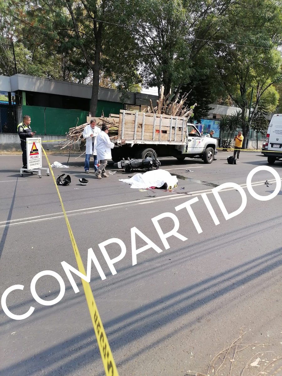 Enlace247's tweet photo. 🟥 MUERE PAREJA MOTOCICLISTA 🟥

#EstaTarde

Se registra un accidente de tránsito donde una motocicleta se impacta en la parte trasera de una camioneta de la alcaldía en #Textitlan y #CalzadadeTlalpan Col. #SantaUrsulaCoapa Alc. #coyoacan afectando el tránsito hacia el sur. https://t.co/tVGMRrDFfX