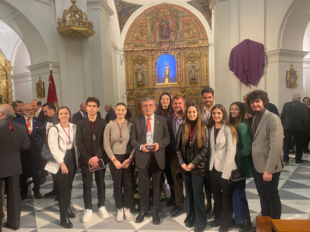 En el día de hoy hemos colaborado en la organización de la gala de entrega del XVIII Premio Lázaro Gumiel a la iniciativa cofrade.
Enhorabuena D. José Miguel Román Vaquero.

#JuvenilSangre