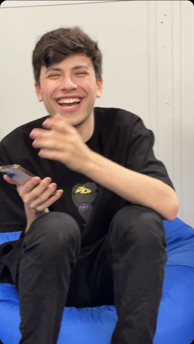 claixarts's tweet photo. @tommyinnit but look at him he's happy just come join them tommy https://t.co/JMd4RzV9cU