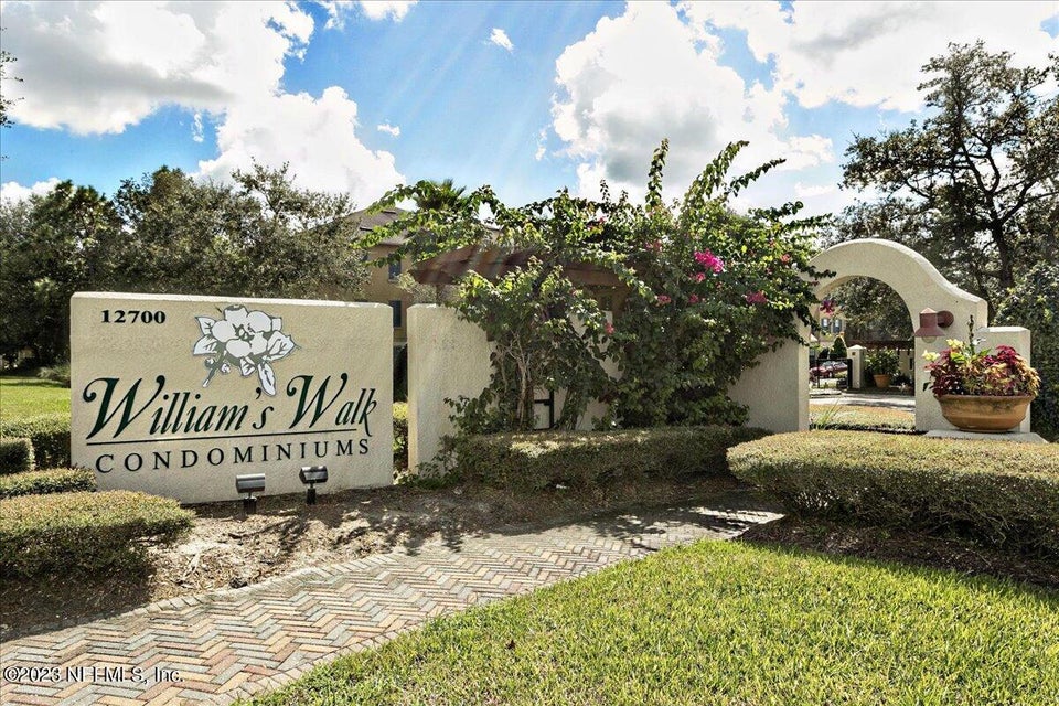 marywalker2's tweet photo. Ready to upgrade? Impeccable 2 BD/ 2 BA in Jacksonville has it all. Call/text/DM me!  https://t.co/6F1e5yCETC https://t.co/hQ6HowE43j