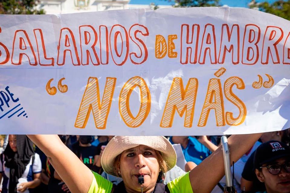 DiarioTalCual's tweet photo. Docentes convocan para el #27Mar la «toma de Caracas» por un salario digno #TalCual #ClaroyRaspao https://t.co/3eZfeNz2Q5 https://t.co/Dve7JZ8UNg