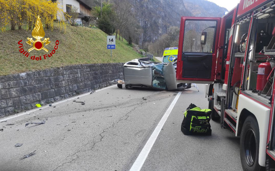 vvfveneto's tweet photo. #26marzo #Sedico(BL), questa mattina scontro tra due auto lungo la SR 203, una finisce rovesciata: due feriti. #Vigilidelfuoco estraggono l’autista dal mezzo capovolto, preso in cura dal SUEM_Veneto come anche l’altro conducente #soccorsiquotidiani https://t.co/rI585NHf6S
