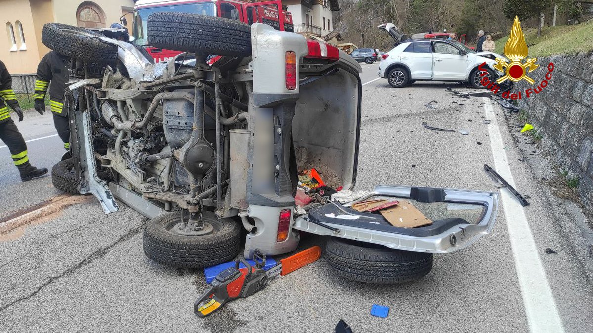 vvfveneto's tweet photo. #26marzo #Sedico(BL), questa mattina scontro tra due auto lungo la SR 203, una finisce rovesciata: due feriti. #Vigilidelfuoco estraggono l’autista dal mezzo capovolto, preso in cura dal SUEM_Veneto come anche l’altro conducente #soccorsiquotidiani https://t.co/rI585NHf6S