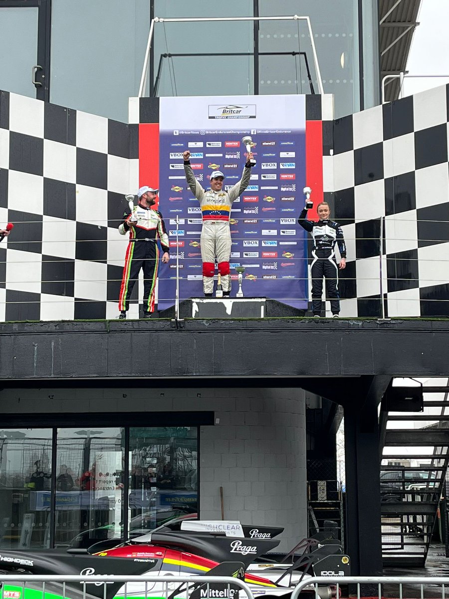 Volver a correr y ganar en Silverstone luego de ocho años fuera del deporte, es la mejor sensación del mundo!! Nunca es tarde para intentar de nuevo!