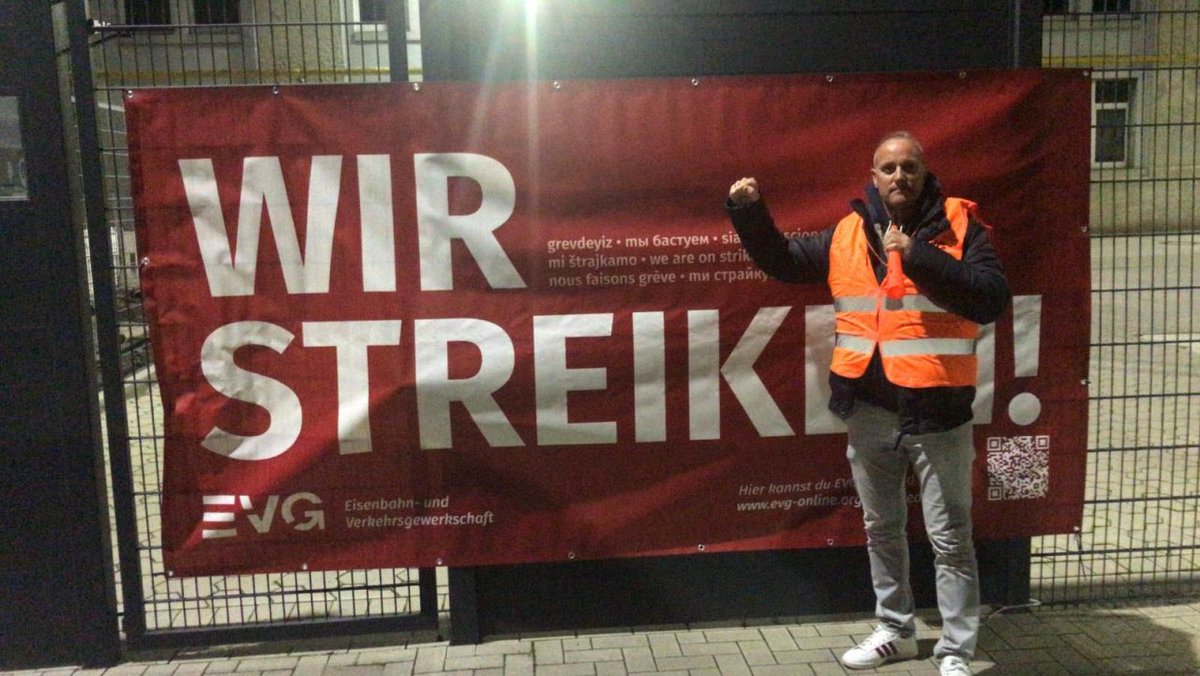 DeineEVG's tweet photo. Bundesweiter #Warnstreik der EVG begonnen -  bereits seit 20 Uhr legten zahlreiche EVG-Mitglieder die Arbeit nieder. 0:00 Uhr schlossen sich Beschäftigte u.a. in Frankfurt, Hannover, Karlsruhe, Kassel, Wangerooge, Düsseldorf, Kempten und Magdeburg dem Warnstreik an. https://t.co/RIsNeQ5wfa