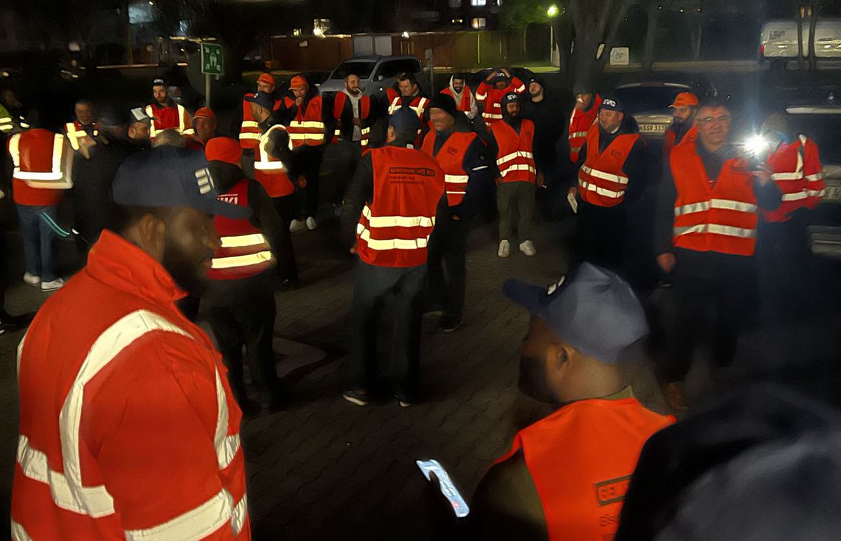 DeineEVG's tweet photo. Bundesweiter #Warnstreik der EVG begonnen -  bereits seit 20 Uhr legten zahlreiche EVG-Mitglieder die Arbeit nieder. 0:00 Uhr schlossen sich Beschäftigte u.a. in Frankfurt, Hannover, Karlsruhe, Kassel, Wangerooge, Düsseldorf, Kempten und Magdeburg dem Warnstreik an. https://t.co/RIsNeQ5wfa