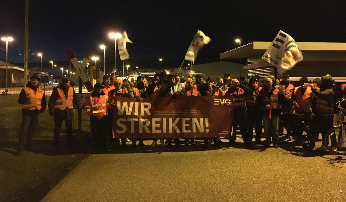 DeineEVG's tweet photo. Bundesweiter #Warnstreik der EVG begonnen -  bereits seit 20 Uhr legten zahlreiche EVG-Mitglieder die Arbeit nieder. 0:00 Uhr schlossen sich Beschäftigte u.a. in Frankfurt, Hannover, Karlsruhe, Kassel, Wangerooge, Düsseldorf, Kempten und Magdeburg dem Warnstreik an. https://t.co/RIsNeQ5wfa