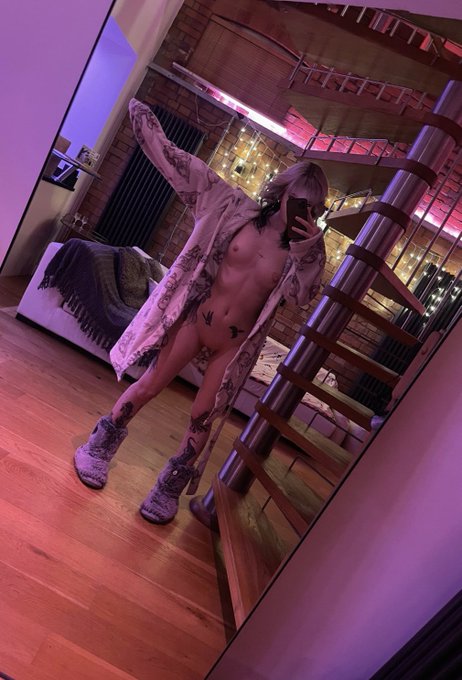 this is my second fave dressing gown   yes my Xmas lights are still up https://t.co/5C30hvQedc