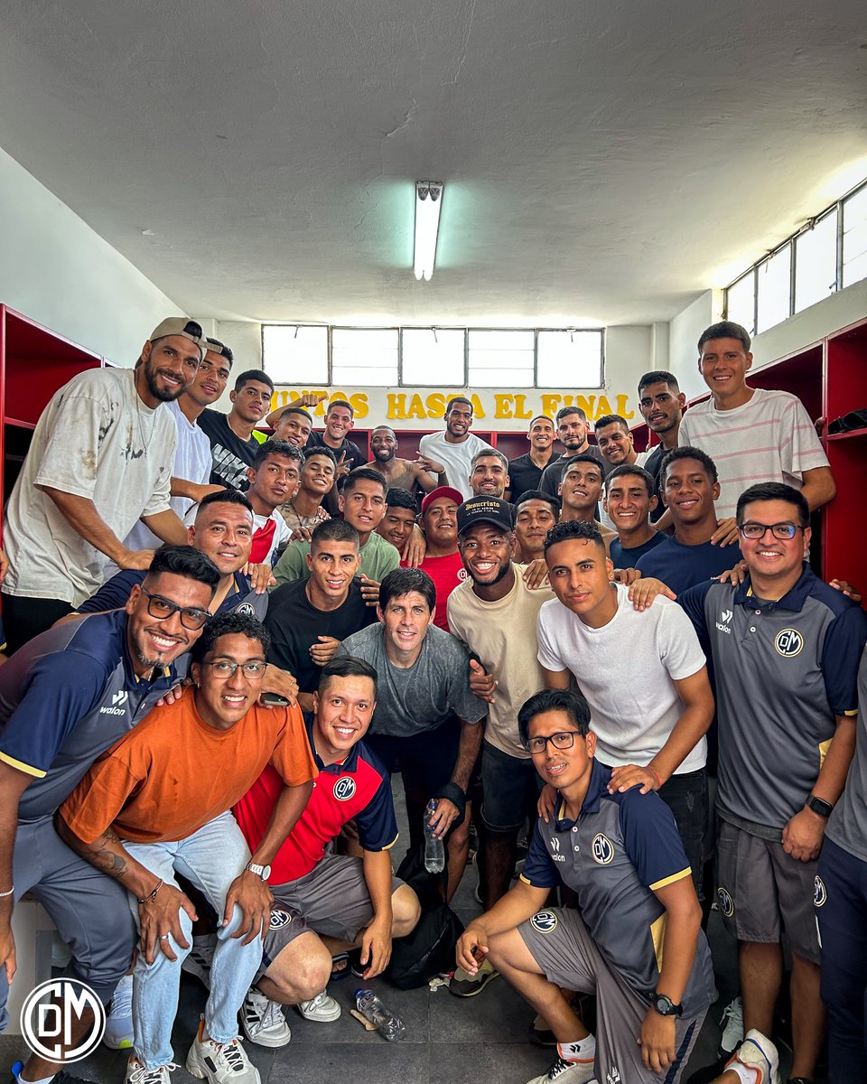 CCDMunicipal's tweet photo. ¡Más que un equipo! 🫶🏻
🔜 Un triunfo que conseguimos unidos, más allá de cualquier problema, y defendiendo esta camiseta con el profesionalismo de toda esta gente y varios que no están en la foto. Para nuestras familias y para los hinchas este triunfo👊🏻
¡Echa Muni! 🤍♥ https://t.co/EDtB2nFCY7