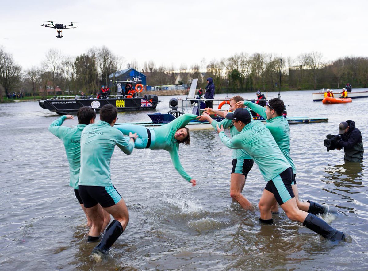 CUBCsquad's tweet photo. The time-honoured tradition of throwing the winning coxes in the water continues 👋🏼🌊

Congratulations Ollie Boyne, Jasper Parish, Kate Crowley &amp; James Trotman 

📸 Nordin Catic https://t.co/JyqPgiFrtK