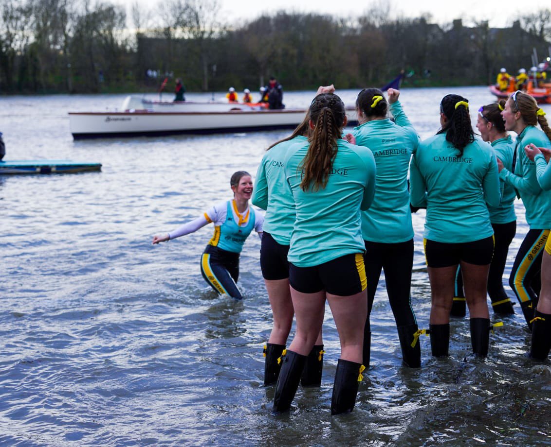 CUBCsquad's tweet photo. The time-honoured tradition of throwing the winning coxes in the water continues 👋🏼🌊

Congratulations Ollie Boyne, Jasper Parish, Kate Crowley &amp; James Trotman 

📸 Nordin Catic https://t.co/JyqPgiFrtK