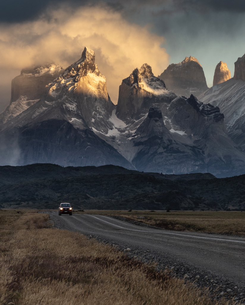 tdhalleine's tweet photo. Que bonito es pasear por Torres del Paine bien temprano para ver estos colores en el macizo más hermoso de la Patagonia 🌅 #Chile 🗻 https://t.co/KzGG7AdDaT