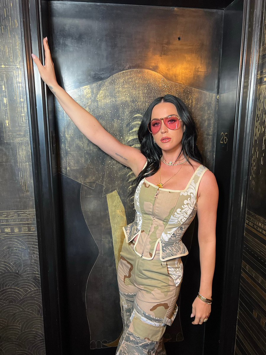 katyperry's tweet photo. I want YOU 🫵 to watch #AmericanIdol tonight cause it’s the last day of auditions omg ahhh https://t.co/lQiJ355x6K