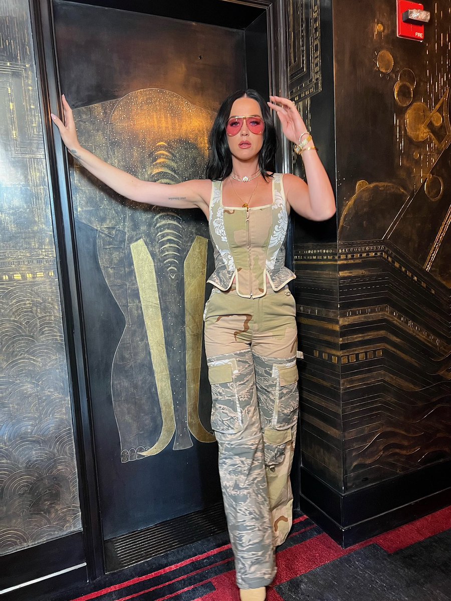 katyperry's tweet photo. I want YOU 🫵 to watch #AmericanIdol tonight cause it’s the last day of auditions omg ahhh https://t.co/lQiJ355x6K