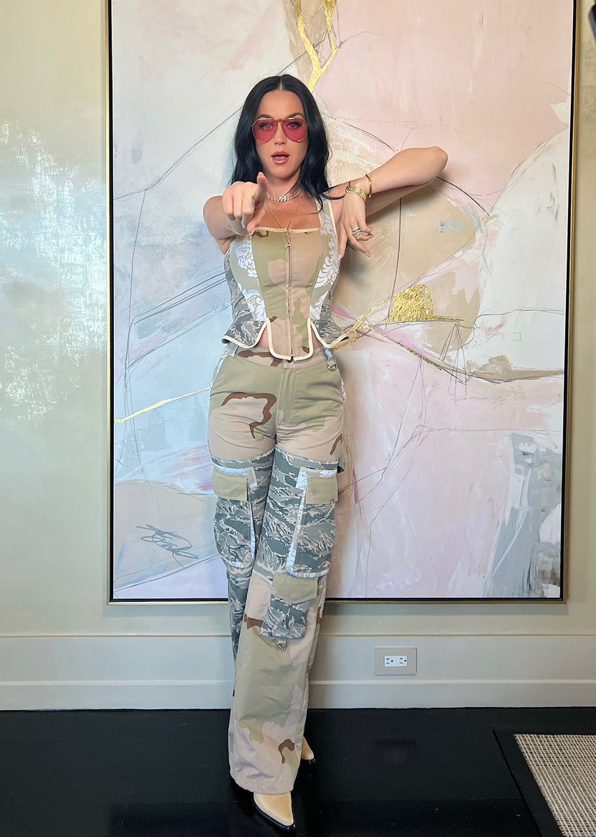 katyperry's tweet photo. I want YOU 🫵 to watch #AmericanIdol tonight cause it’s the last day of auditions omg ahhh https://t.co/lQiJ355x6K
