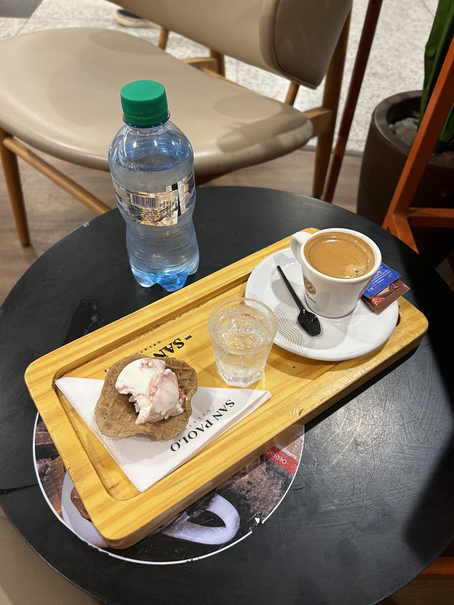 BorgeadvAlvaro's tweet photo. Nessa chuva em Natal já deve ter gente de moletom. Eu no maravilhoso café. https://t.co/iw1X05ngtK