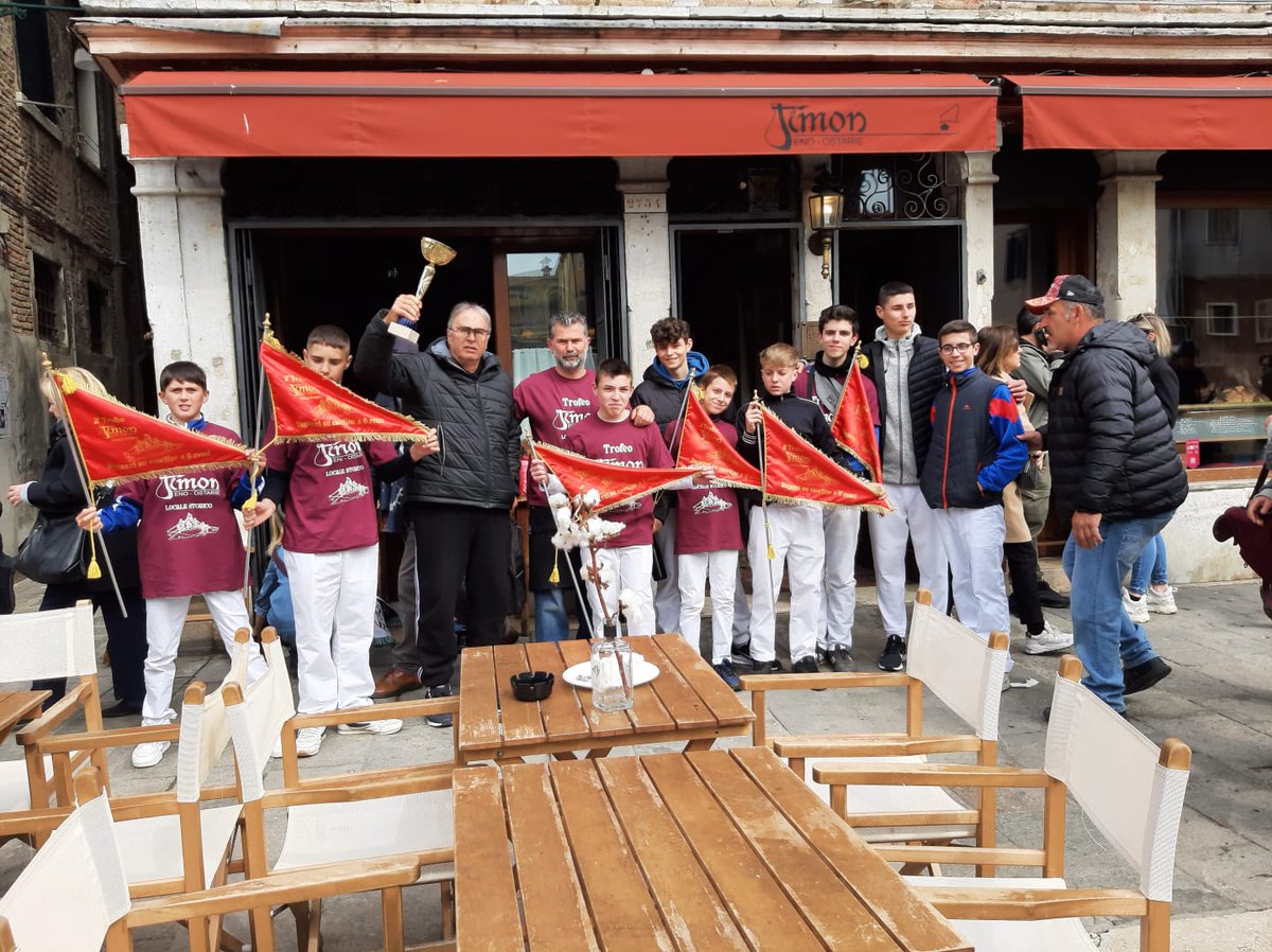 AlTimonVenezia's tweet photo. Domenica scorsa si è svolta la seconda Regata del Timon. Grazie di cuore a tutti gli atleti, alla Reale Società Canottieri Querini e al Gruppo Remiero Murano per l'impegno e l'organizzazione 😊

#altimon #voga #Venezia https://t.co/SfAgLS3Fun