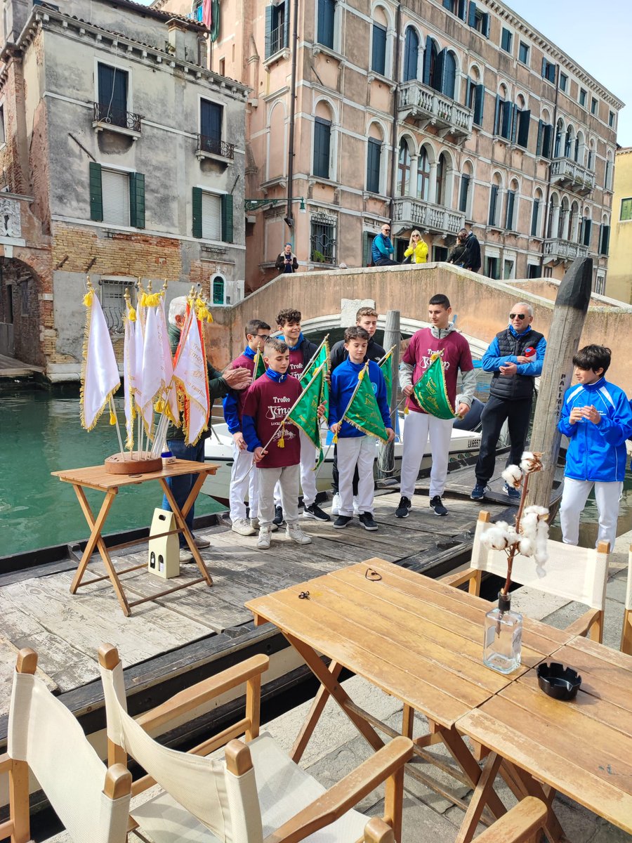 AlTimonVenezia's tweet photo. Domenica scorsa si è svolta la seconda Regata del Timon. Grazie di cuore a tutti gli atleti, alla Reale Società Canottieri Querini e al Gruppo Remiero Murano per l'impegno e l'organizzazione 😊

#altimon #voga #Venezia https://t.co/SfAgLS3Fun
