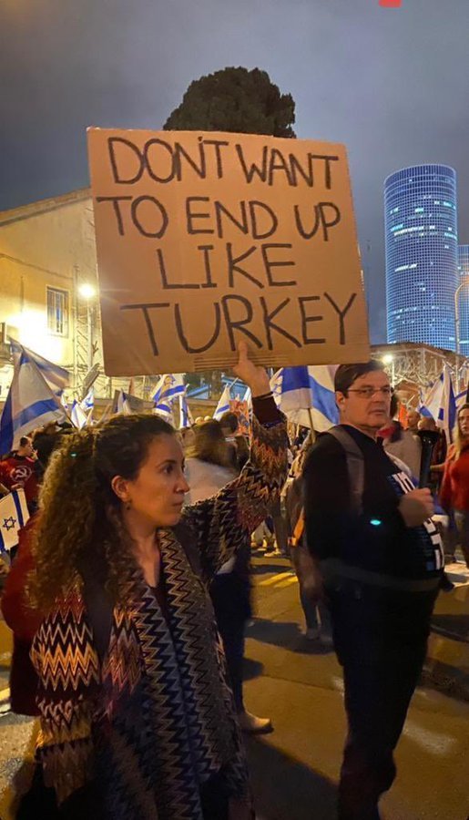 Haber's tweet photo. İsrail’de protestocuların açtığı bir pankart: 

"Sonumuz Türkiye gibi olsun istemiyoruz." https://t.co/vq7jLzIDi7