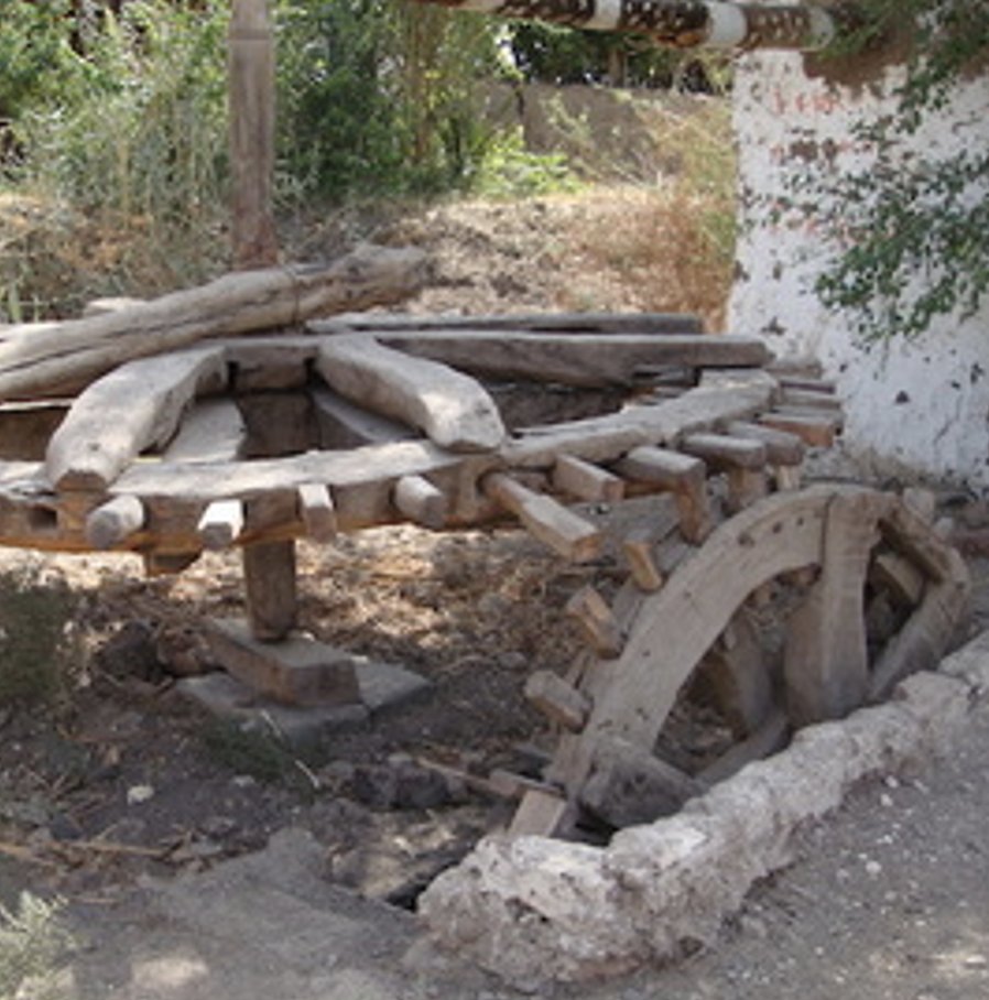 HistoryEgypt's tweet photo. The Wooden Water Wheel
Used through the additional of Clay Pots which would have collected the water and brought it to the surface. The Water Wheel would have been worked by animals or by hand if needed https://t.co/w0NBYUHuXL