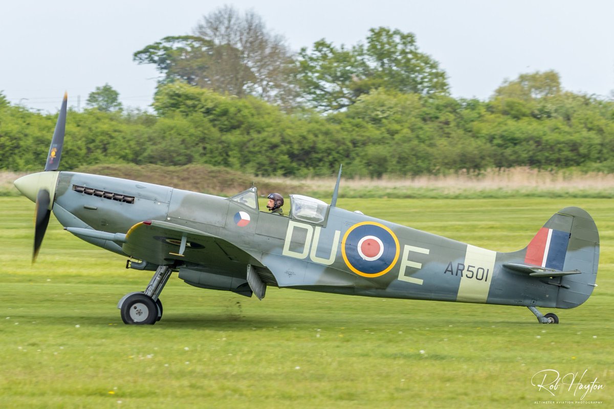 ShutterbugWGC's tweet photo. “Spitfire Week”
Jim Scofield taxies back in the Mk. Vc AR501 in clipped wing configuration at the Shuttleworth Season Premier Airshow in 2019…@testpilotjim @ShuttleworthTru @svas_oldwarden #Spitfire #ClippedWings #RJMitchell #MerlinEngine #AviationPhoto https://t.co/iFYlG2iw75