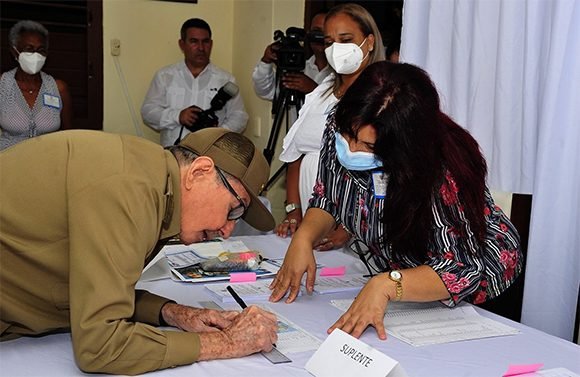Raúl fue el primero en acudir a su colegio electoral #VotoUnido #VotoXPorTodos