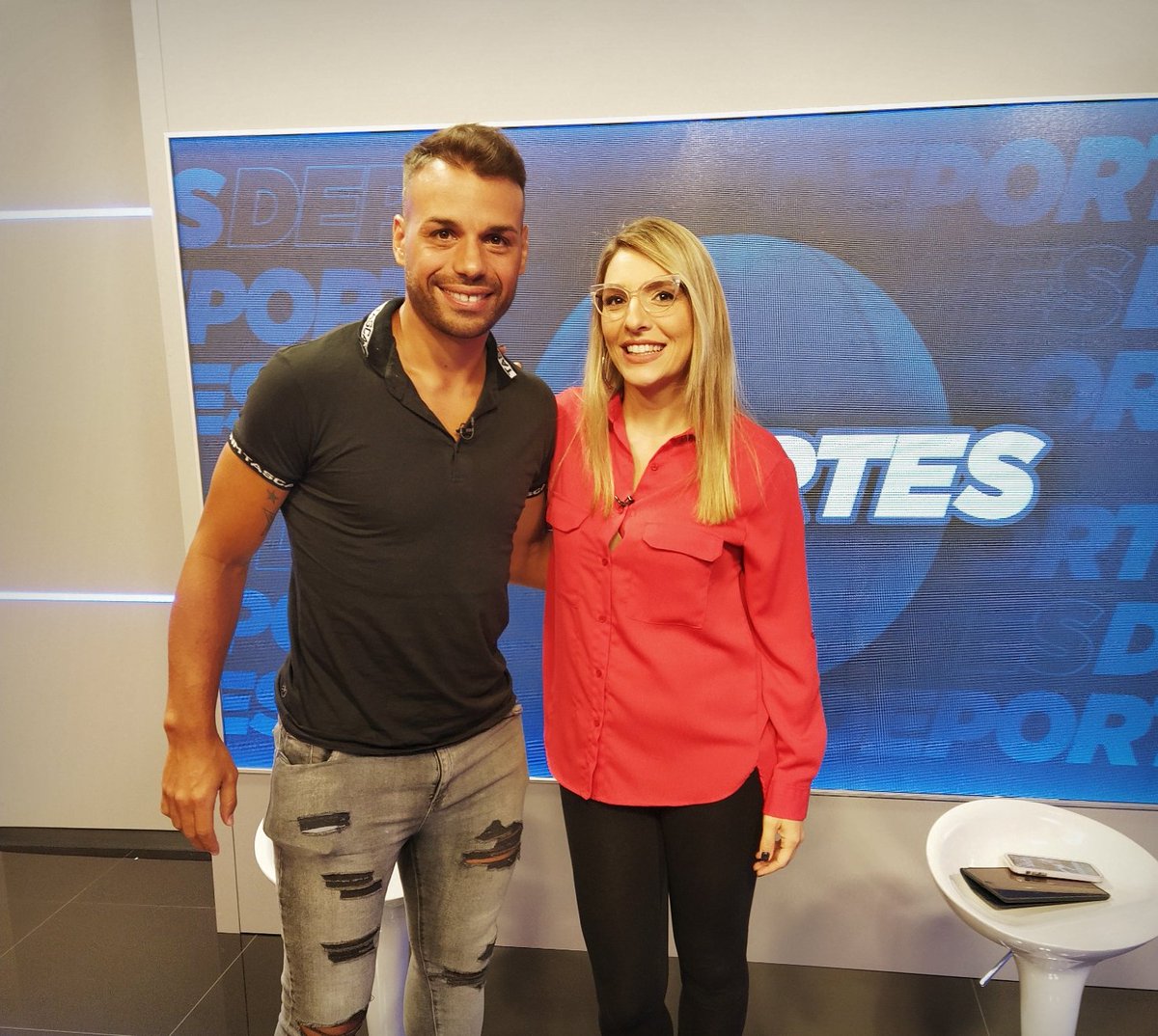 Encontrarte en el trabajo con <a href="/adrian_calello/">Adrian Calello</a> y hablar de dos grandes pasiones: fútbol y Huracán ⚽🎈 Buen domingo para todos!

#huracan #futbol #unifetv  #globo #deporte #tv #entrevista